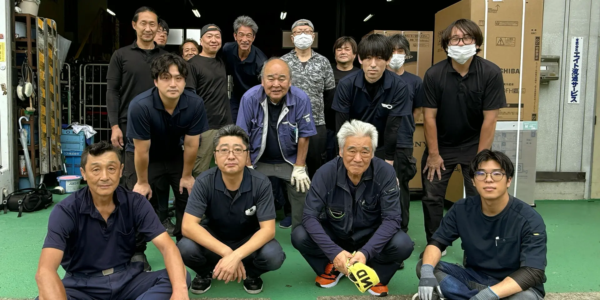 浦安の倉庫の前に集まった社員たち