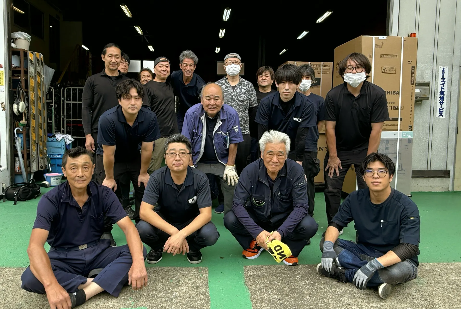 浦安の倉庫の前に集まった社員たち